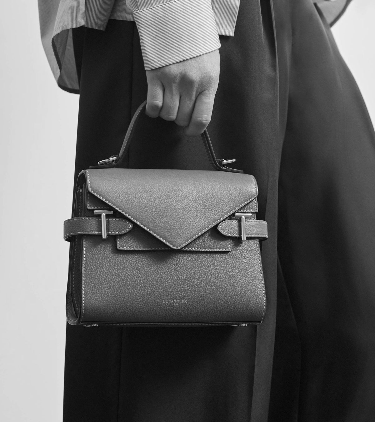 Bolso de mano pequeño Emilie de piel texturizada con doble solapa
