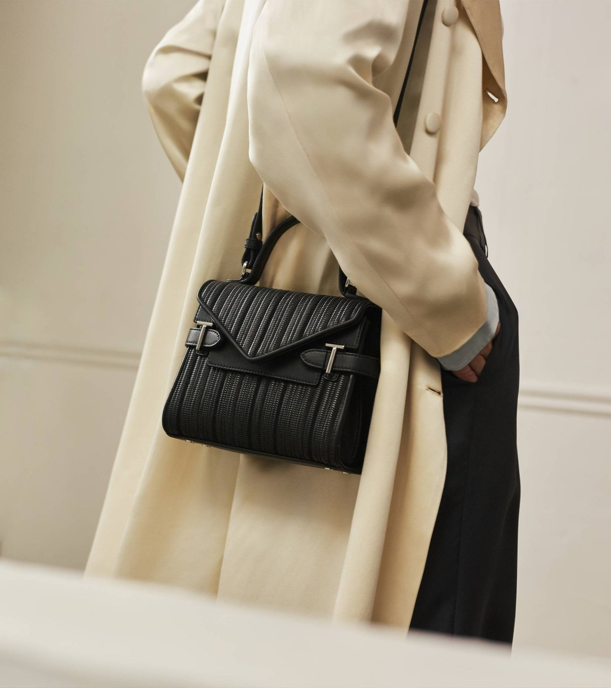 Bolso de mano pequeño con doble solapa Emilie de piel trenzada reutilizada